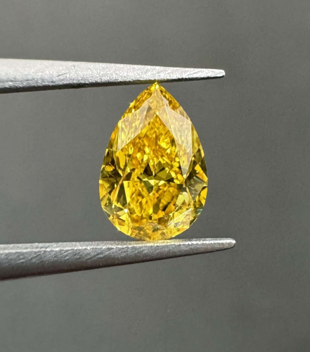 0.46 carat Fancy Vivid Orangey Yellow-SI1 Natūralus Pear Deimantas (1)