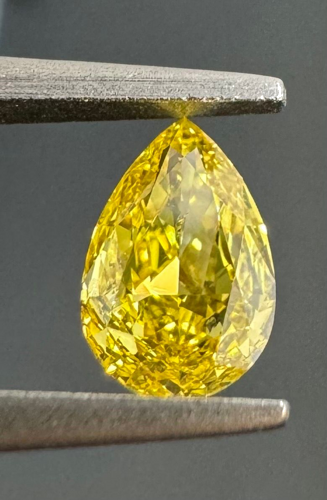 0.39 carat Fancy Vivid Yellow-SI2 Natūralus Pear Deimantas (1)