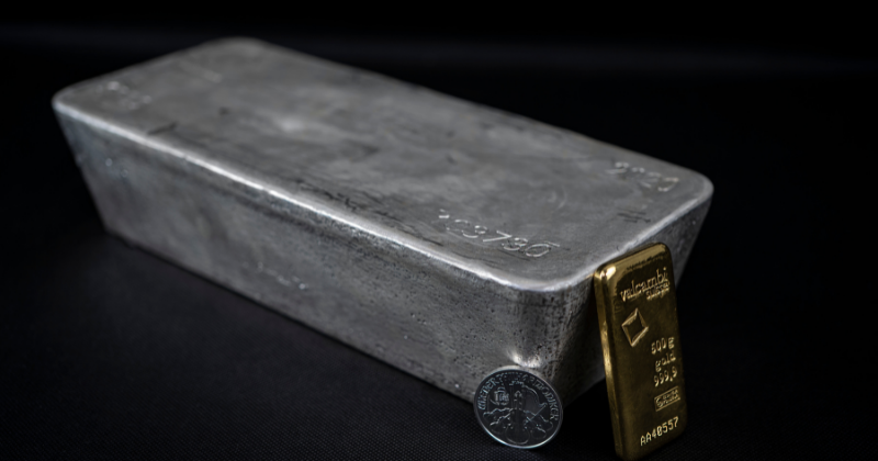 1000 oz sidabro luitas sulygintas su tokios pačios vertės 500 gramų aukso luitu