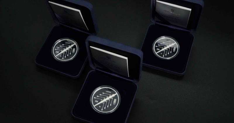 sidabrinės monetos dežutėse