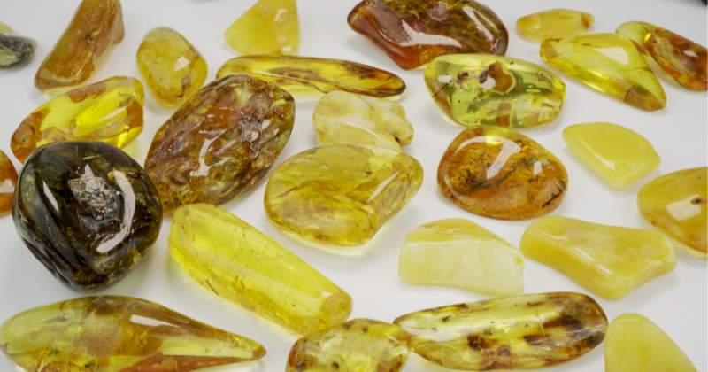 įvairaus dydžio gintarai 